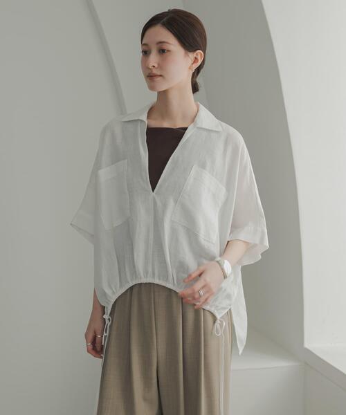URBAN RESEARCH(アーバンリサーチ)の「ラミーレーヨンハーフスリーブギャザーヘムシャツ(シャツ/ブラウス・レディース・ベージュ系その他/ホワイト/ネイビー・FREE)」の4枚目の写真