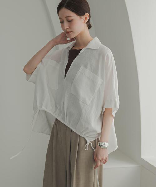 URBAN RESEARCH(アーバンリサーチ)の「ラミーレーヨンハーフスリーブギャザーヘムシャツ(シャツ/ブラウス・レディース・ベージュ系その他/ホワイト/ネイビー・FREE)」の5枚目の写真