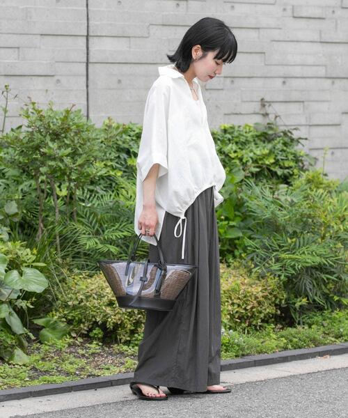 URBAN RESEARCH(アーバンリサーチ)の「ラミーレーヨンハーフスリーブギャザーヘムシャツ(シャツ/ブラウス・レディース・ベージュ系その他/ホワイト/ネイビー・FREE)」の11枚目の写真