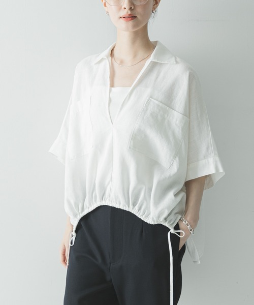 URBAN RESEARCH(アーバンリサーチ)の「ラミーレーヨンハーフスリーブギャザーヘムシャツ(シャツ/ブラウス・レディース・ベージュ系その他/ホワイト/ネイビー・FREE)」の2枚目の写真
