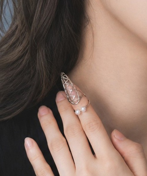 O1Jewerly(オーワンジュエリー)の「【O1jewelry オーワンジュエリー】 レディースリング シルバー925 淡水パール ファランジリング ネイルリング(リング・レディース・シルバー・M/L)」の1枚目の写真