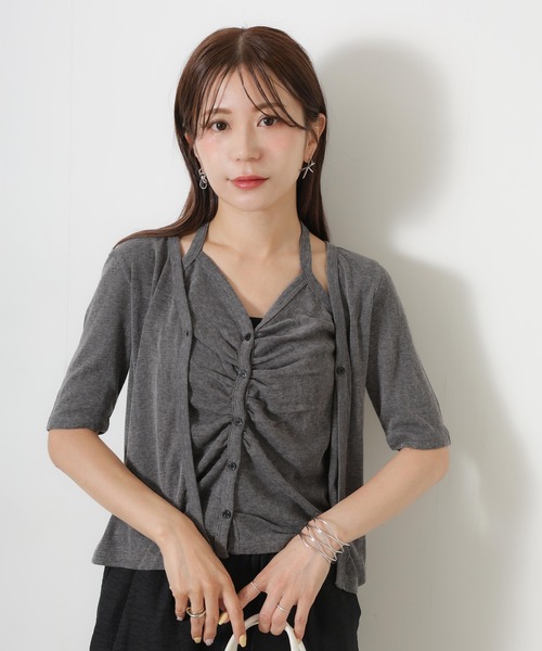 Riberry(リベリー)の「レイヤードライクホルターネックシャーリングトップス(カーディガン/ボレロ・レディース・グレー/ピンク/ブラック/アイボリー・FREE)」の3枚目の写真