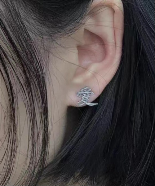 tunee(チュニー)の「ラブワンポイントペアピアス漢字 愛 (MA/EKW156)(ピアス(両耳用)・レディース・シルバー/ゴールド・FREE)」の5枚目の写真
