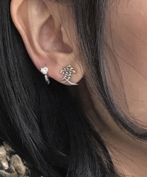 tunee(チュニー)の「ラブワンポイントペアピアス漢字 愛 (MA/EKW156)(ピアス(両耳用)・レディース・シルバー/ゴールド・FREE)」の4枚目の写真