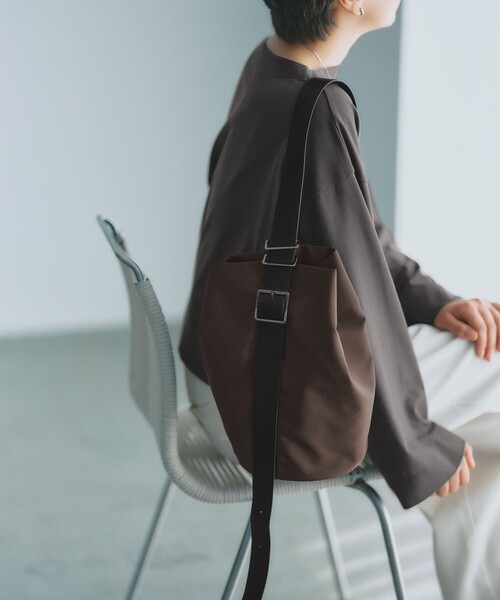 green label relaxing(グリーンレーベルリラクシング)の「<スタイリスト 兵藤千尋さんコラボ・PARTE>2WAY バケットバッグ 撥水(ショルダーバッグ・レディース・ダークブラウン/ブラック/ネイビー・FREE)」の2枚目の写真