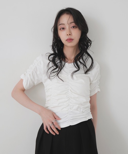 LIAN(リアン)の「シャーリングアシンメトリーTシャツ(Tシャツ/カットソー・レディース・オフホワイト/ブラック/ブラウン・FREE)」の2枚目の写真