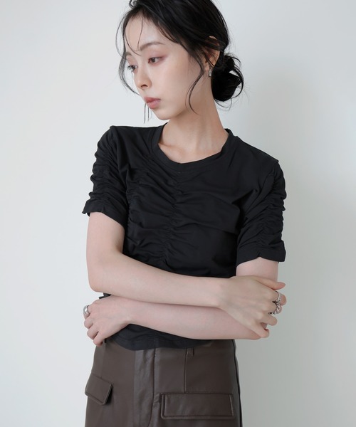 LIAN(リアン)の「シャーリングアシンメトリーTシャツ(Tシャツ/カットソー・レディース・オフホワイト/ブラック/ブラウン・FREE)」の3枚目の写真