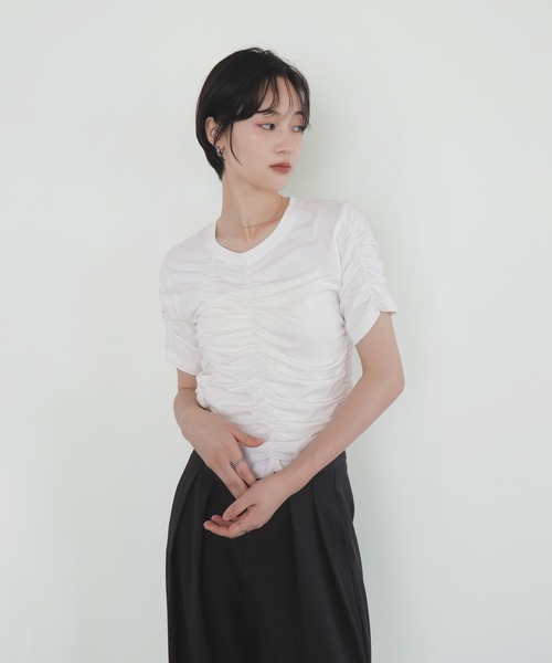 LIAN(リアン)の「シャーリングアシンメトリーTシャツ(Tシャツ/カットソー・レディース・オフホワイト/ブラック/ブラウン・FREE)」の4枚目の写真