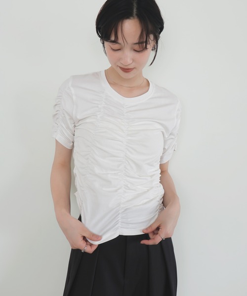 LIAN(リアン)の「シャーリングアシンメトリーTシャツ(Tシャツ/カットソー・レディース・オフホワイト/ブラック/ブラウン・FREE)」の5枚目の写真