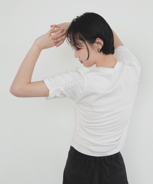LIAN(リアン)の「シャーリングアシンメトリーTシャツ(Tシャツ/カットソー・レディース・オフホワイト/ブラック/ブラウン・FREE)」の6枚目の写真