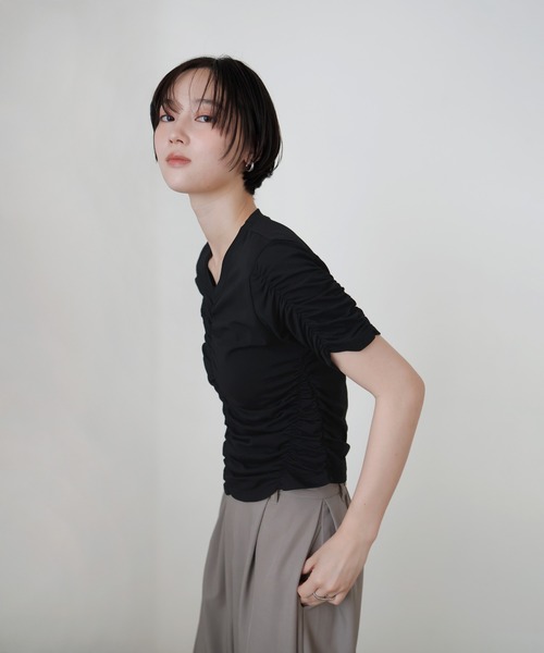 LIAN(リアン)の「シャーリングアシンメトリーTシャツ(Tシャツ/カットソー・レディース・オフホワイト/ブラック/ブラウン・FREE)」の12枚目の写真