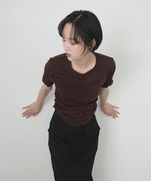 LIAN(リアン)の「シャーリングアシンメトリーTシャツ(Tシャツ/カットソー・レディース・オフホワイト/ブラック/ブラウン・FREE)」の15枚目の写真