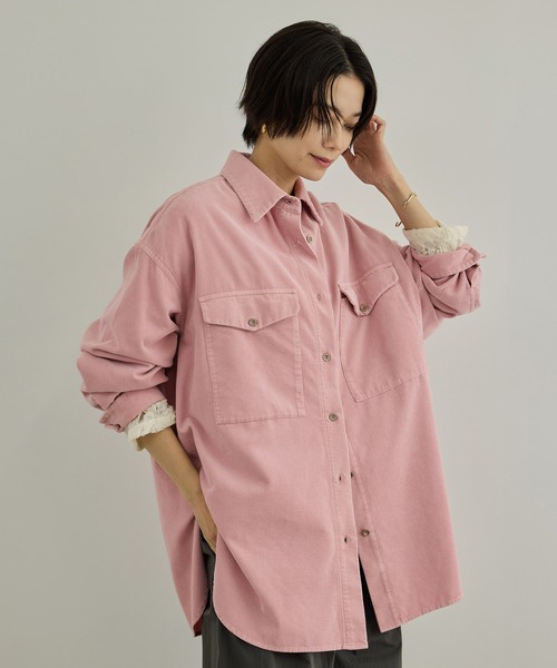 SALON adam et rope'(サロン アダム エ ロペ)の「フェードコーデュロイオーバーシャツ / セットアップ対応(シャツ/ブラウス・レディース・チャコールグレー/ベージュ/ピンク系その他2・FREE)」の1枚目の写真