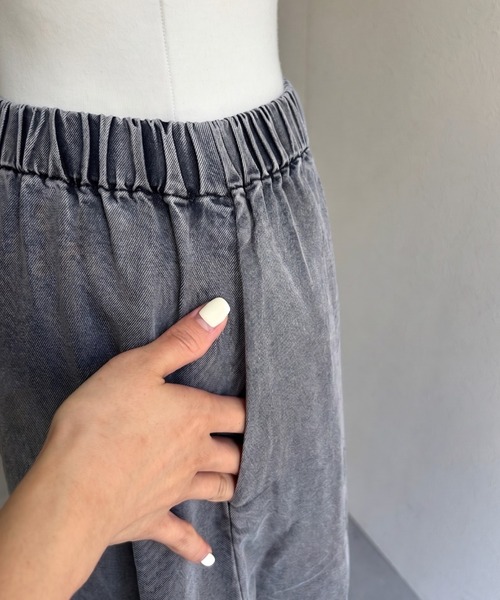 sakishimatokyo（サキシマトーキョー）の「ヴィンテージ加工 ウエストギャザーデニムフレアスカート/ポケット付き（デニムスカート・レディース・ブラック/ブルー・FREE）」の10枚目の写真