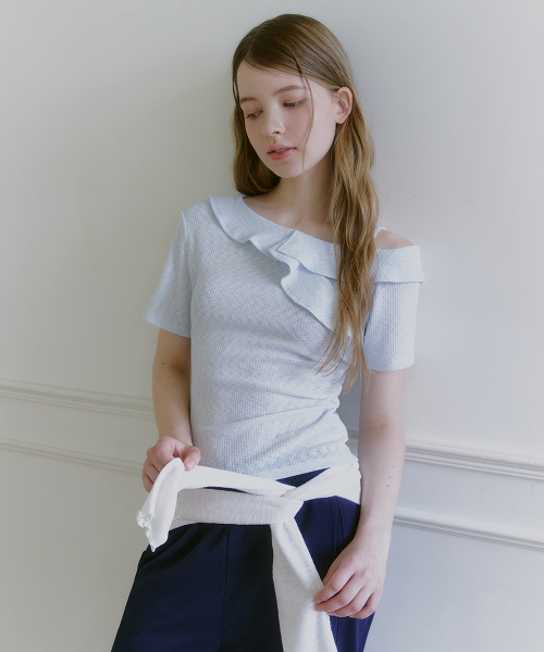MICANE(ミケーネ)の「ナエビンフリルワンショルダーティ(Tシャツ/カットソー・レディース・スカイブルー/ブラック/アイボリー・1/2/4/3)」の5枚目の写真
