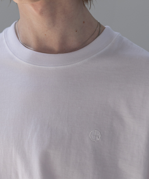 DECOROSO（デコローゾ）の「男女共用エッセンシャルレギュラーフィットロゴ刺繍半袖Tシャツ[ホワイト]（Tシャツ/カットソー・メンズ・その他・X-SMALL/SMALL/MEDIUM/LARGE/X-LARGE）」の2枚目の写真