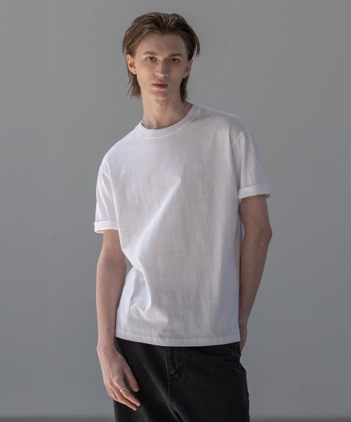 DECOROSO（デコローゾ）の「男女共用エッセンシャルレギュラーフィットロゴ刺繍半袖Tシャツ[ホワイト]（Tシャツ/カットソー・メンズ・その他・X-SMALL/SMALL/MEDIUM/LARGE/X-LARGE）」の3枚目の写真