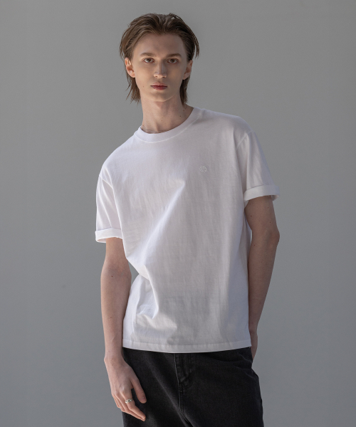 DECOROSO（デコローゾ）の「男女共用エッセンシャルレギュラーフィットロゴ刺繍半袖Tシャツ[ホワイト]（Tシャツ/カットソー・メンズ・その他・X-SMALL/SMALL/MEDIUM/LARGE/X-LARGE）」の4枚目の写真