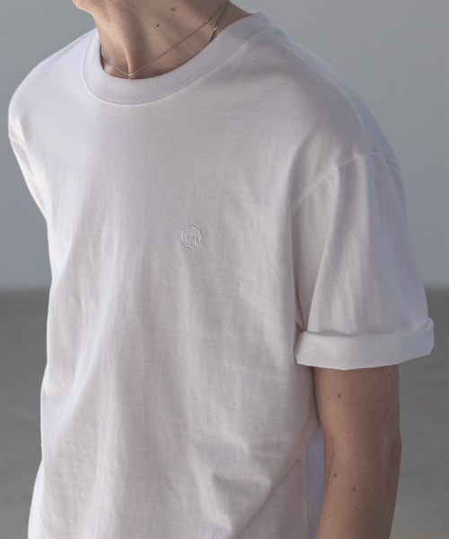 DECOROSO（デコローゾ）の「男女共用エッセンシャルレギュラーフィットロゴ刺繍半袖Tシャツ[ホワイト]（Tシャツ/カットソー・メンズ・その他・X-SMALL/SMALL/MEDIUM/LARGE/X-LARGE）」の6枚目の写真