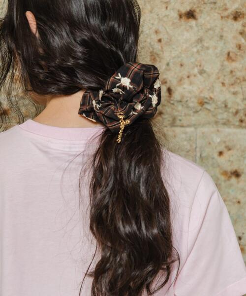 GANNI（ガニー）の「GANNI　EXCLUSIVE SCRUNCHIE（ヘアゴム・レディース・ピンク系その他/ブラウン系その他/ブルー系その他・-）」の4枚目の写真