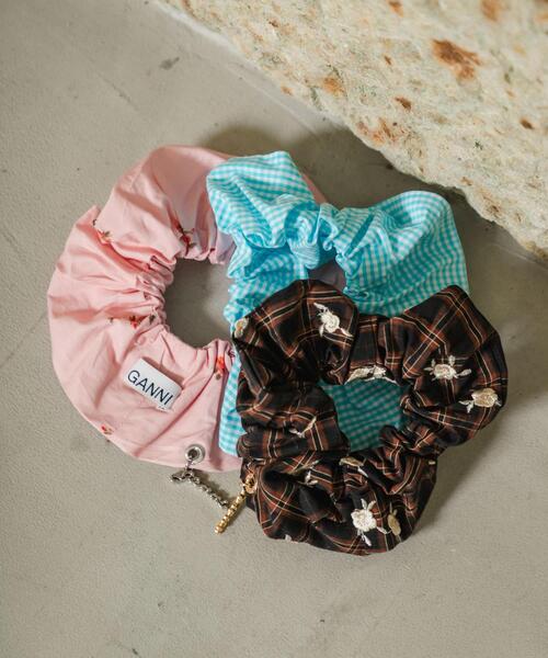 GANNI（ガニー）の「GANNI　EXCLUSIVE SCRUNCHIE（ヘアゴム・レディース・ピンク系その他/ブラウン系その他/ブルー系その他・-）」の6枚目の写真