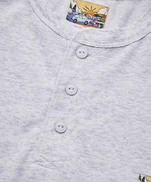 FREAK'S STORE（フリークスストア）の「FREAK'S STORE for BEACH & FES リラックスフィット ワンポイントロゴ スピンドル ヘンリーネック ロングスリーブTシャツ（Tシャツ/カットソー・メンズ・ベージュ/オリーブ/ブラック/ライトグレー/ホワイト・MEDIUM/LARGE）」の12枚目の写真