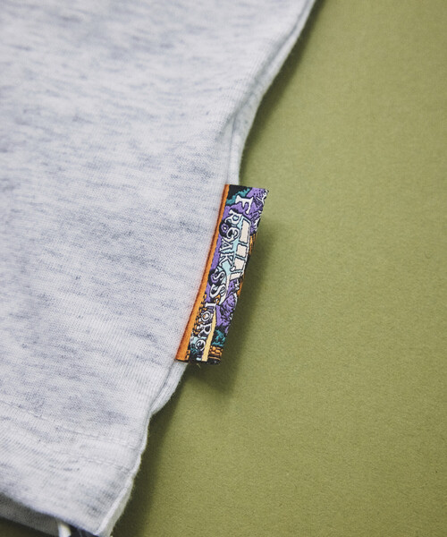 FREAK'S STORE（フリークスストア）の「FREAK'S STORE for BEACH & FES リラックスフィット ワンポイントロゴ スピンドル ヘンリーネック ロングスリーブTシャツ（Tシャツ/カットソー・メンズ・ベージュ/オリーブ/ブラック/ライトグレー/ホワイト・MEDIUM/LARGE）」の16枚目の写真