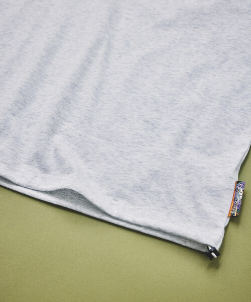 FREAK'S STORE（フリークスストア）の「FREAK'S STORE for BEACH & FES リラックスフィット ワンポイントロゴ スピンドル ヘンリーネック ロングスリーブTシャツ（Tシャツ/カットソー・メンズ・ベージュ/オリーブ/ブラック/ライトグレー/ホワイト・MEDIUM/LARGE）」の17枚目の写真