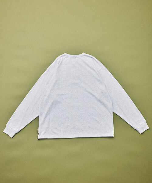 FREAK'S STORE（フリークスストア）の「FREAK'S STORE for BEACH & FES リラックスフィット ワンポイントロゴ スピンドル ヘンリーネック ロングスリーブTシャツ（Tシャツ/カットソー・メンズ・ベージュ/オリーブ/ブラック/ライトグレー/ホワイト・MEDIUM/LARGE）」の22枚目の写真