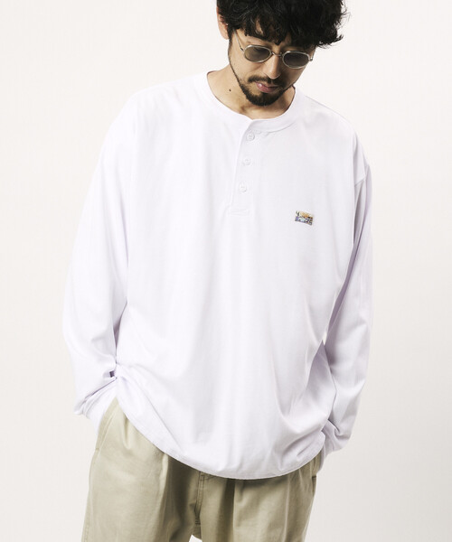 FREAK'S STORE（フリークスストア）の「FREAK'S STORE for BEACH & FES リラックスフィット ワンポイントロゴ スピンドル ヘンリーネック ロングスリーブTシャツ（Tシャツ/カットソー・メンズ・ベージュ/オリーブ/ブラック/ライトグレー/ホワイト・MEDIUM/LARGE）」の6枚目の写真