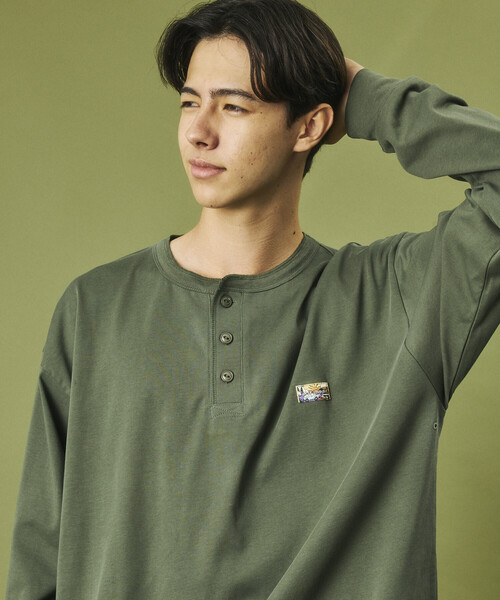 FREAK'S STORE（フリークスストア）の「FREAK'S STORE for BEACH & FES リラックスフィット ワンポイントロゴ スピンドル ヘンリーネック ロングスリーブTシャツ（Tシャツ/カットソー・メンズ・ベージュ/オリーブ/ブラック/ライトグレー/ホワイト・MEDIUM/LARGE）」の5枚目の写真