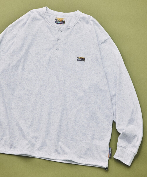 FREAK'S STORE（フリークスストア）の「FREAK'S STORE for BEACH & FES リラックスフィット ワンポイントロゴ スピンドル ヘンリーネック ロングスリーブTシャツ（Tシャツ/カットソー・メンズ・ベージュ/オリーブ/ブラック/ライトグレー/ホワイト・MEDIUM/LARGE）」の4枚目の写真
