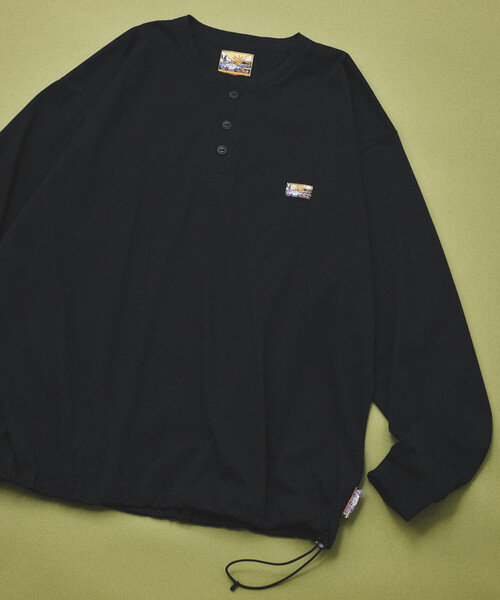 FREAK'S STORE（フリークスストア）の「FREAK'S STORE for BEACH & FES リラックスフィット ワンポイントロゴ スピンドル ヘンリーネック ロングスリーブTシャツ（Tシャツ/カットソー・メンズ・ベージュ/オリーブ/ブラック/ライトグレー/ホワイト・MEDIUM/LARGE）」の3枚目の写真