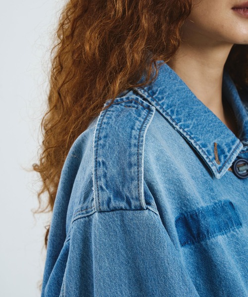 ROSE BUD(ローズバッド)の「mici/VOLUME SLEEVE DENIM JACKET(その他アウター・レディース・ライトインディゴブルー/ブラック・ONE SIZE)」の11枚目の写真