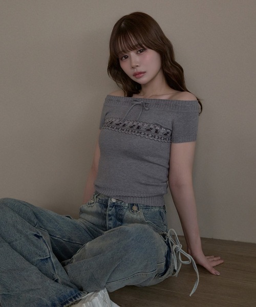 M DOLLY(エムドリー)の「Stitch ribbon cat elin sholder knit / ステッチリボンキャットエリンショルダーニット(ニット/セーター・レディース・アイボリー/グレー・FREE)」の2枚目の写真