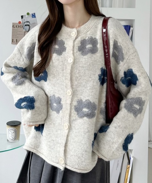 Ada.(エイダ)の「花柄ジャガード クルーネック ルーズ ニット カーディガン(カーディガン/ボレロ・レディース・グレー/アイボリー・FREE)」の3枚目の写真