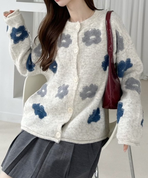 Ada.(エイダ)の「花柄ジャガード クルーネック ルーズ ニット カーディガン(カーディガン/ボレロ・レディース・グレー/アイボリー・FREE)」の4枚目の写真