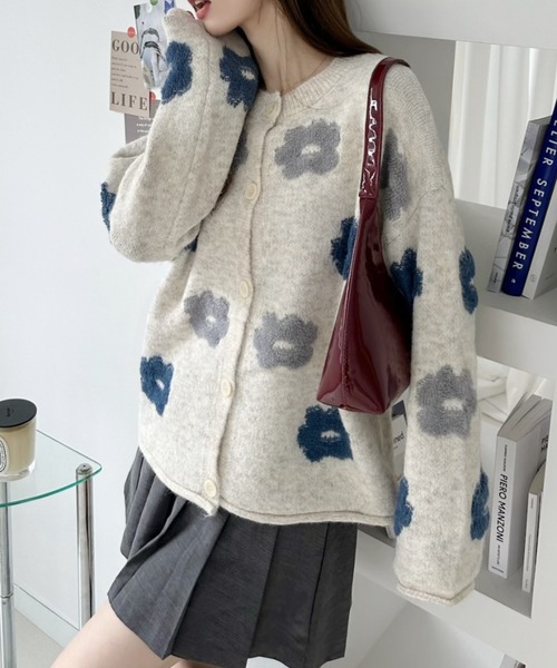 Ada.(エイダ)の「花柄ジャガード クルーネック ルーズ ニット カーディガン(カーディガン/ボレロ・レディース・グレー/アイボリー・FREE)」の8枚目の写真