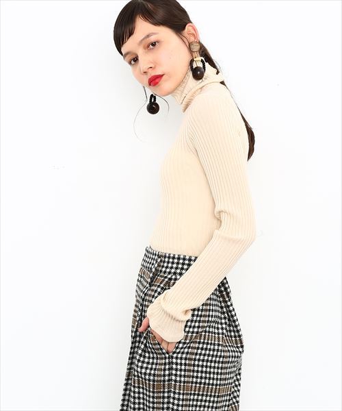 ADAM ET ROPE'（アダムエロペ）の「ウォッシャブルウールタートルリブプルオーバー（ニット/セーター・レディース・ベージュ/ブルー系その他/パープル/イエロー・FREE）」の6枚目の写真