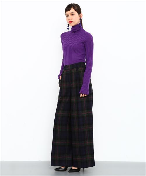 ADAM ET ROPE'（アダムエロペ）の「ウォッシャブルウールタートルリブプルオーバー（ニット/セーター・レディース・ベージュ/ブルー系その他/パープル/イエロー・FREE）」の10枚目の写真