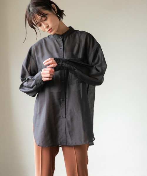 LOWRYS FARM（ローリーズファーム）の「シルキーシアーロングシャツ　871370（シャツ/ブラウス・レディース・ブラック/ベージュ/ミント/ブルー系その他/ベージュ系その他/レッド/グレイッシュベージュ・FREE）」の2枚目の写真