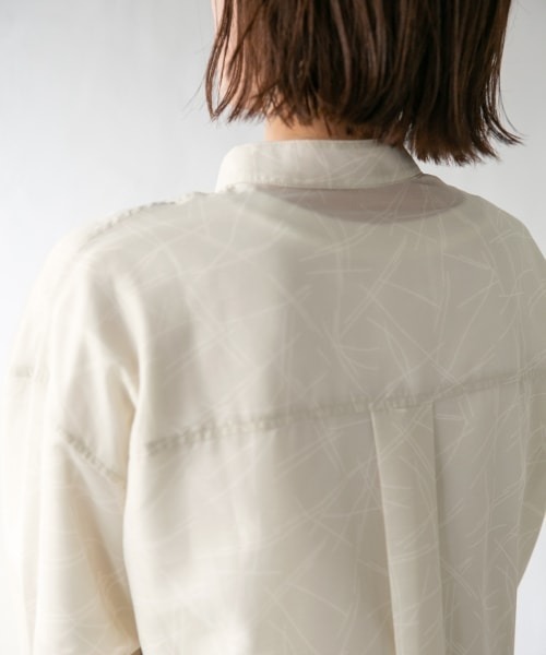 LOWRYS FARM（ローリーズファーム）の「シルキーシアーロングシャツ　871370（シャツ/ブラウス・レディース・ブラック/ベージュ/ミント/ブルー系その他/ベージュ系その他/レッド/グレイッシュベージュ・FREE）」の22枚目の写真