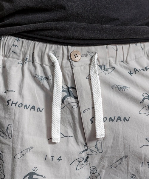 KAGAFURI KAMAKURA（カガフリカマクラ）の「直営店・WEB限定 KAGAFURI KAMAKURA(カガフリ カマクラ)カマクライラストアロハパンツ（その他パンツ・メンズ・ブラック/ベージュ・S/M/L）」の6枚目の写真