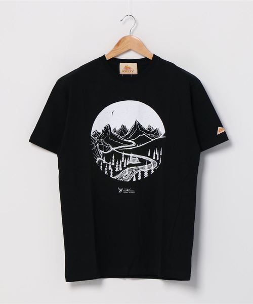 KELTY(ケルティ)の「KELTY ジョナス・クレアッソン×KELTY プリントTシャツ/JONAS CLAESSON TEE MOUNTAIN HOME(Tシャツ/カットソー・レディース・ホワイト/ブラック/ネイビー・M/L/S/XS/XL)」の1枚目の写真