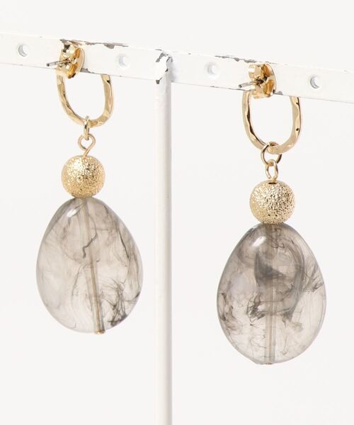 natural couture（ナチュラルクチュール）の「べっ甲調マーブルピアス（ピアス（両耳用）・レディース・グレー/ブラウン/アイボリー・FREE）」の4枚目の写真