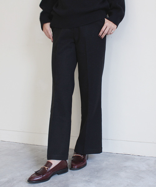 MODE ROBE（モードローブ）の「センタープレス フレアパンツ（その他パンツ・レディース・アイボリー/ブラック/ブラウン・S/M/L）」の4枚目の写真