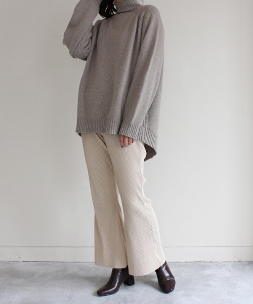 MODE ROBE(モードローブ)の「バックスリットデザインニット(ニット/セーター・レディース・パープル/アイボリー/グレイッシュベージュ・FREE)」の9枚目の写真