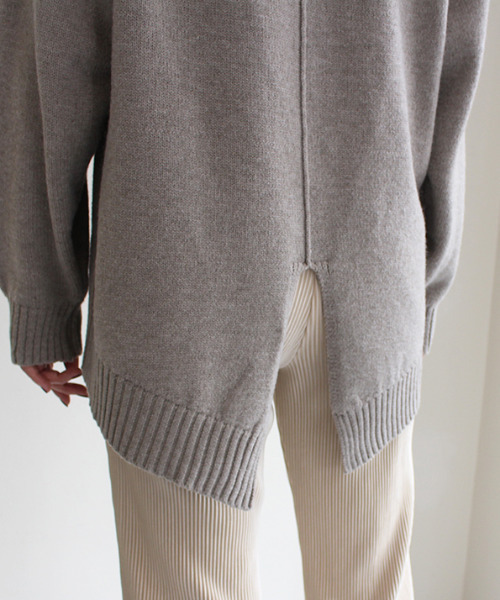 MODE ROBE(モードローブ)の「バックスリットデザインニット(ニット/セーター・レディース・パープル/アイボリー/グレイッシュベージュ・FREE)」の13枚目の写真
