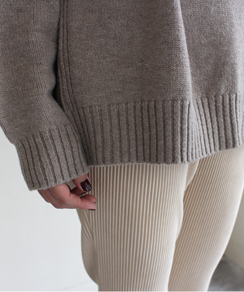 MODE ROBE(モードローブ)の「バックスリットデザインニット(ニット/セーター・レディース・パープル/アイボリー/グレイッシュベージュ・FREE)」の4枚目の写真