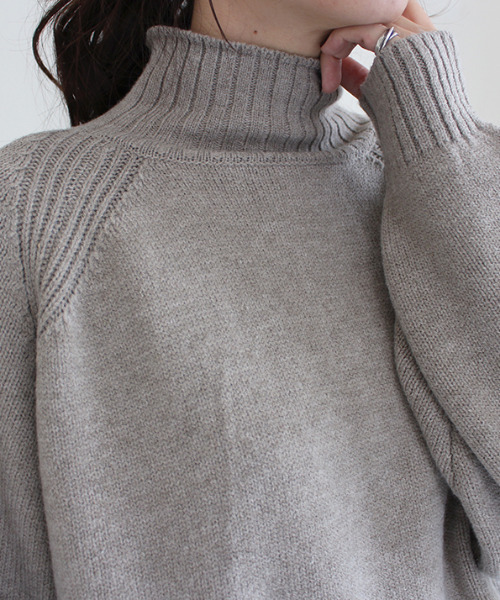 MODE ROBE(モードローブ)の「バックスリットデザインニット(ニット/セーター・レディース・パープル/アイボリー/グレイッシュベージュ・FREE)」の6枚目の写真